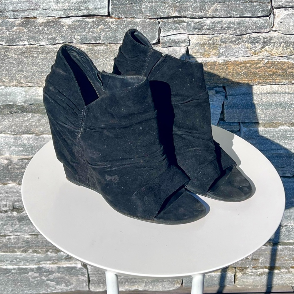 Elizabeth & James black suede open-toe wedge ankle booties, size 10